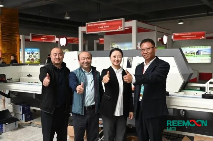 綠萌呵福式分選機(jī)全球首場發(fā)布會在洛川圓滿落幕 9月27日綠萌在第十三屆中國陜西（洛川）國際蘋果博覽會上正式對外發(fā)布新產(chǎn)品——呵福式分選設(shè)備，該設(shè)備是綠萌擁有自主知