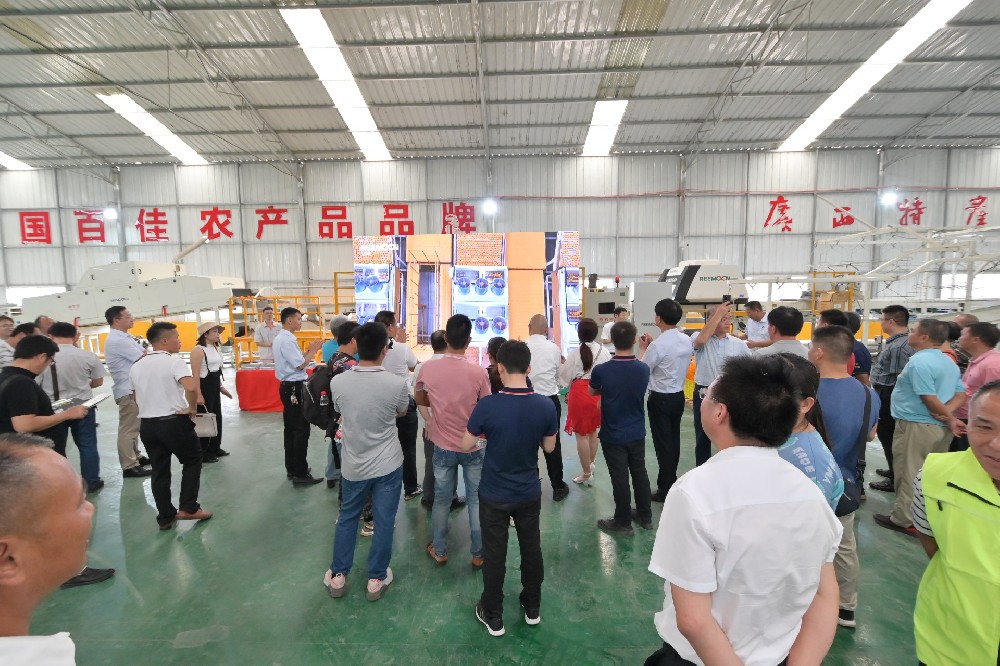 2021年6月29日上午10點(diǎn)“建黨百年特色活動·群南柑橘產(chǎn)業(yè)示范區(qū)研發(fā)培訓(xùn)中心柑橘技術(shù)交流會”在廣西桂潔農(nóng)業(yè)有限公司舉行，交流會上同期舉辦了綠萌“FRUSCAN 7.0 視覺瑕疵檢測技術(shù)” 現(xiàn)場觀摩會。在觀摩過程中，與會人員詳細(xì)地觀看了綠萌宣傳視頻和現(xiàn)場演示，細(xì)致地了解了綠萌 FRUSCAN 7.0 視覺瑕疵檢測技術(shù)對果蔬分