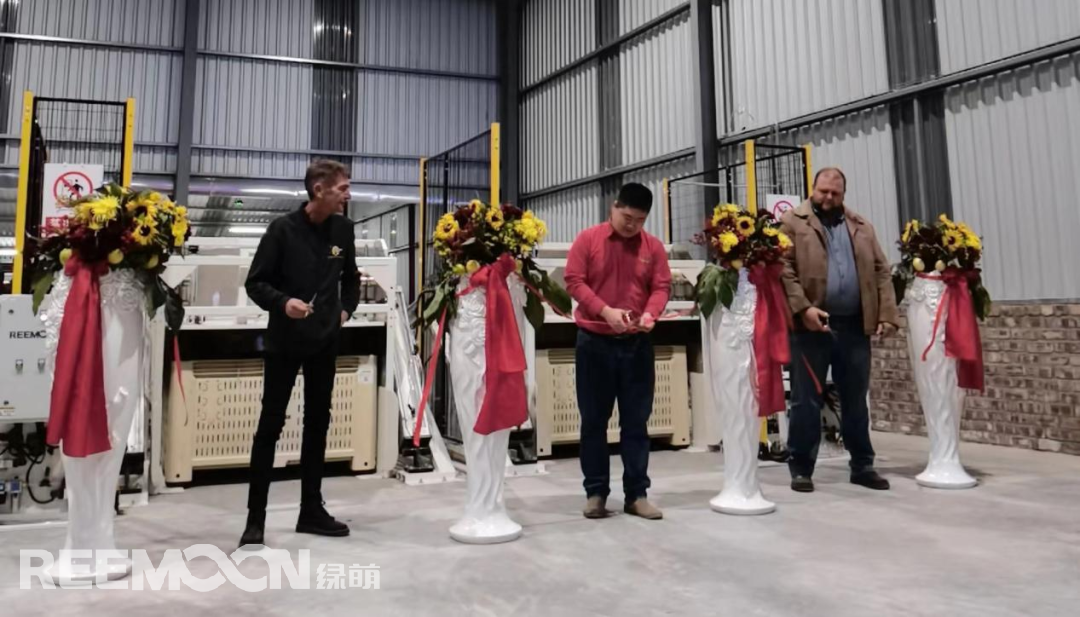 由金豹果業(yè)基地的管理團隊進行剪彩禮：【從左往右：內維爾·史密斯（Neville Smith）、蔣亦姜（Ken Jiang）、皮爾尼夫·施密特（Pierneef Smit）】.png