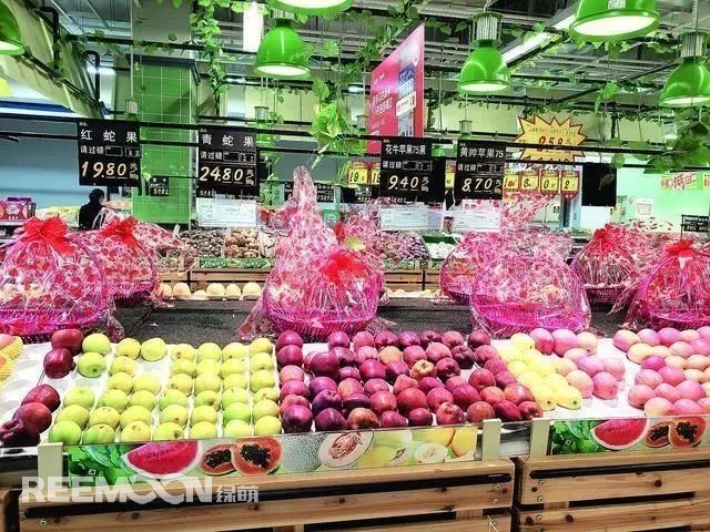 姹紫嫣紅的五月，既是時令鮮果陸續(xù)上市的節(jié)點，也是一些水果青黃不接的時候，但無論是什么水果，人們的需求總是很大。然而愛吃水果的市民會發(fā)現(xiàn)，這兩個月以來，許多水果價格高漲，像優(yōu)質(zhì)蘋果，一個價格都抵得上去年一市斤的售價了，連最普通的橘子、梨，價格都居高不下。價格飆升，市民直呼“吃不起”不少水果零售價格均比
