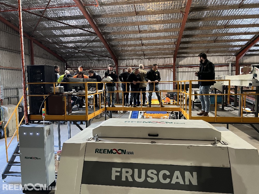 日前，應(yīng)用于Clear Lake Citrus的新型Fruscan 7四通道分選機(jī)在澳大利亞格里菲斯的綠萌展示活動(dòng)中驚艷亮相。該設(shè)備是目前綠萌在澳大利亞所安裝的最新也是最大的設(shè)備。綠萌新型Fruscan 7四通道分選機(jī)展示活動(dòng)現(xiàn)場(chǎng)來(lái)自澳大利亞各地的種植者和包裝廠商來(lái)到這家柑橘包裝廠參觀了這臺(tái)配備了Fruscan 7系統(tǒng)（綠萌的最新瑕疵分選技術(shù)